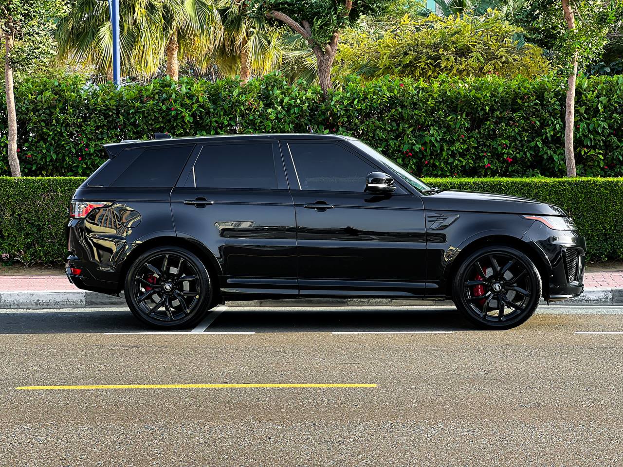 Range Rover SVR black