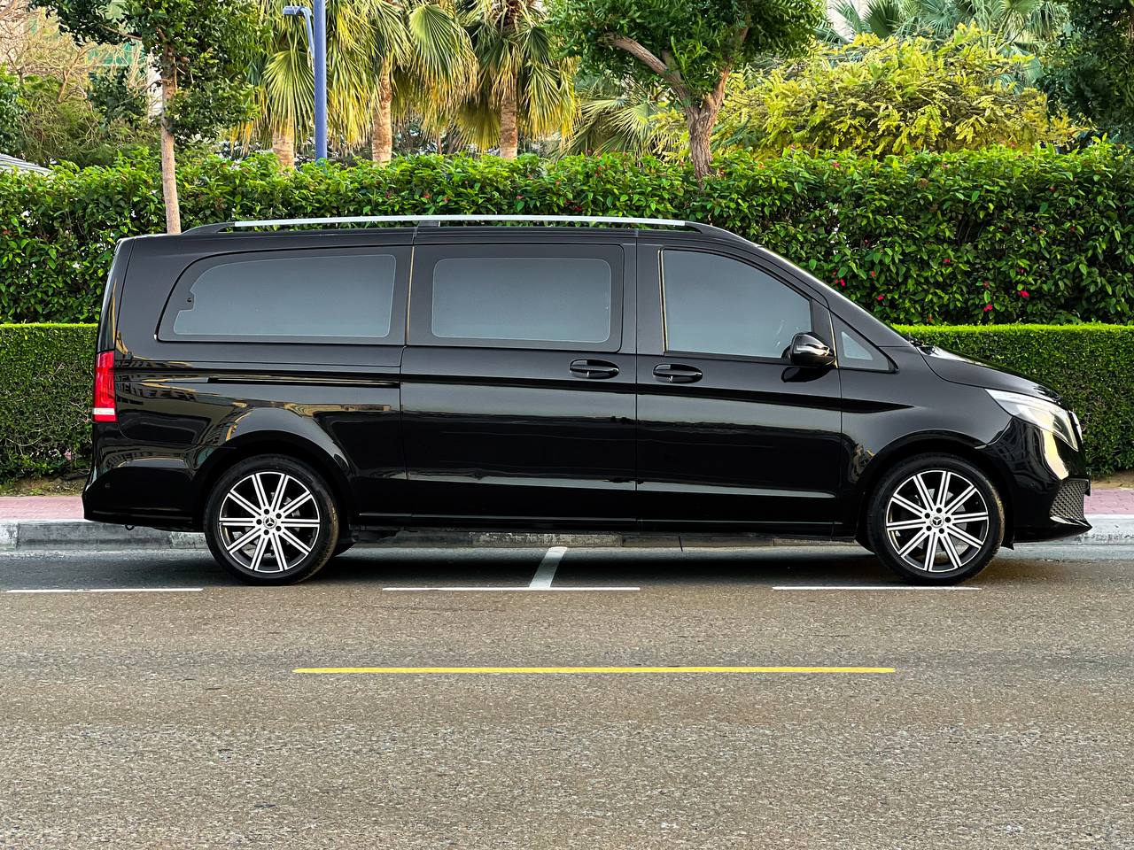 Mercedes v250 (Black)