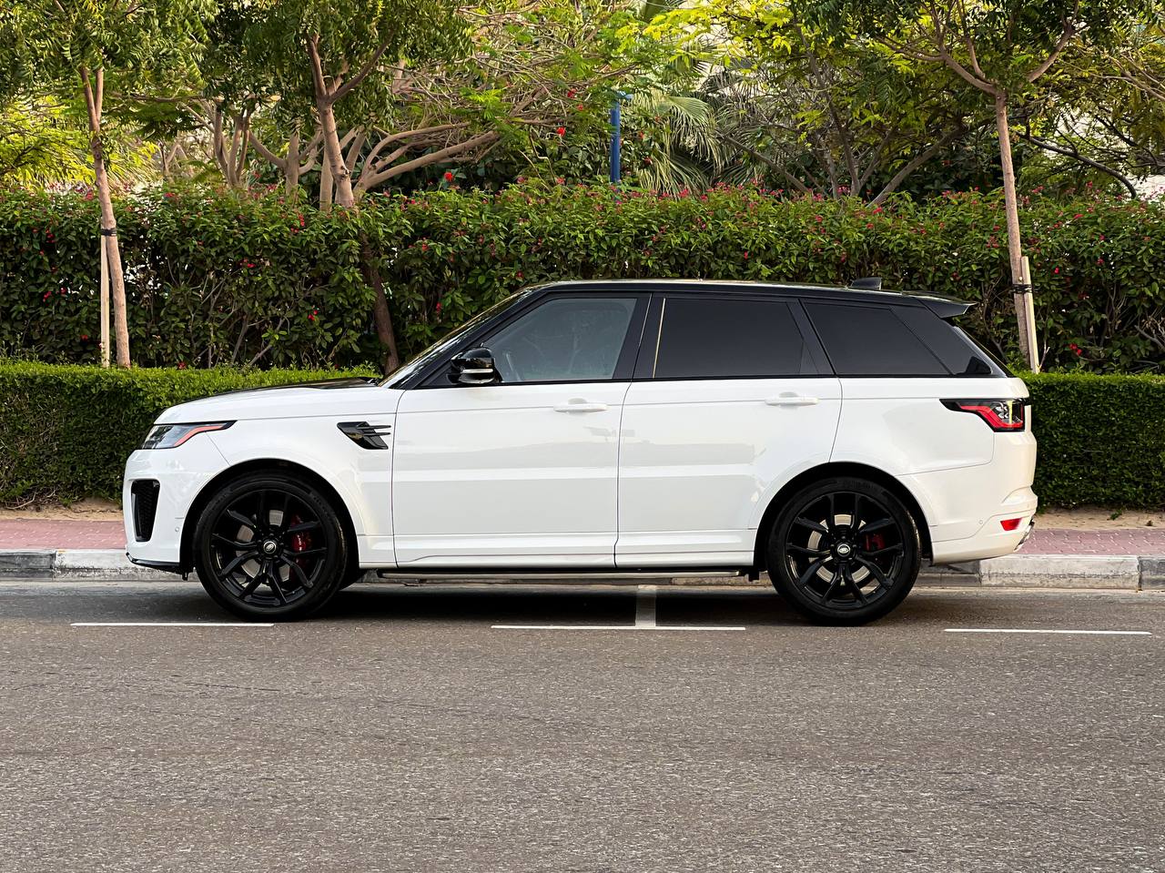 Range Rover Svr white