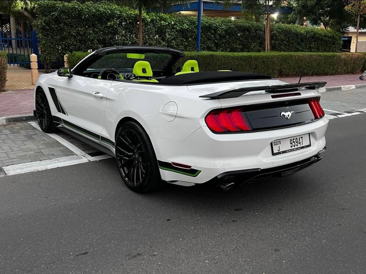 Ford Mustang (White)